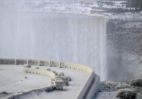 Delimično zaleđeni Nijagarini vodopadi Niagara Falls