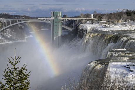 Delimično zaleđeni Nijagarini vodopadi Niagara Falls