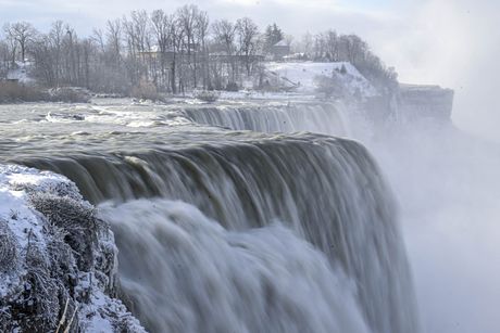 Delimično zaleđeni Nijagarini vodopadi Niagara Falls