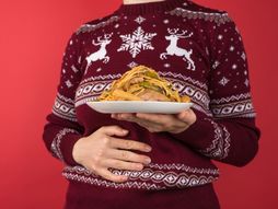 stomak, nadutost, praznik, jelo