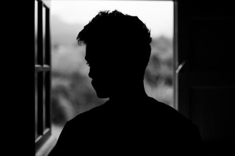 Dečak tinejdžer prozor depresija samoubistvo