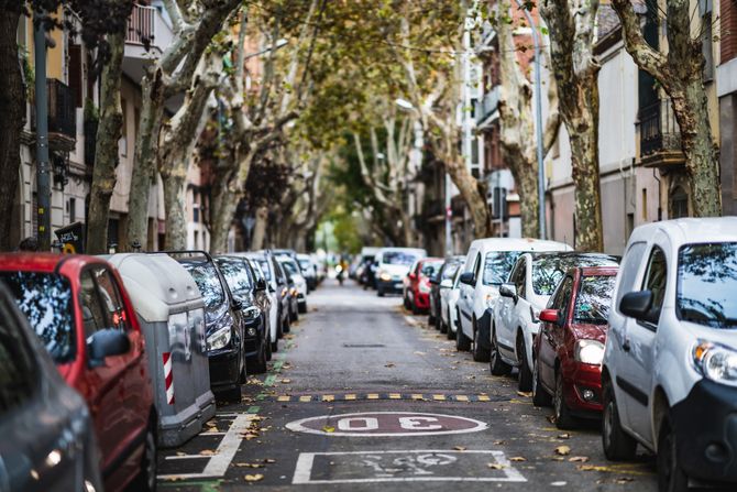 Ulica saobraćaj  zgrada zgrade parkirani automobili kola parkiranje parking