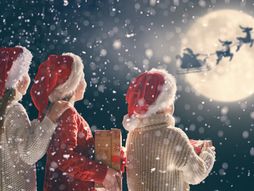 Nova godina dete deca devojčica devojčice i dečak paketići Deda Mraz