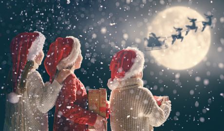 Nova godina dete deca devojčica devojčice i dečak paketići Deda Mraz