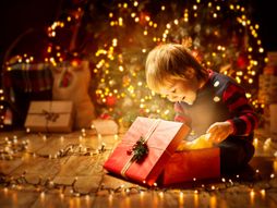 Nova godina dete pokloni dečak paketići