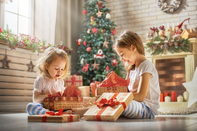 Nova godina pokloni dete devojčica devojčice paketići