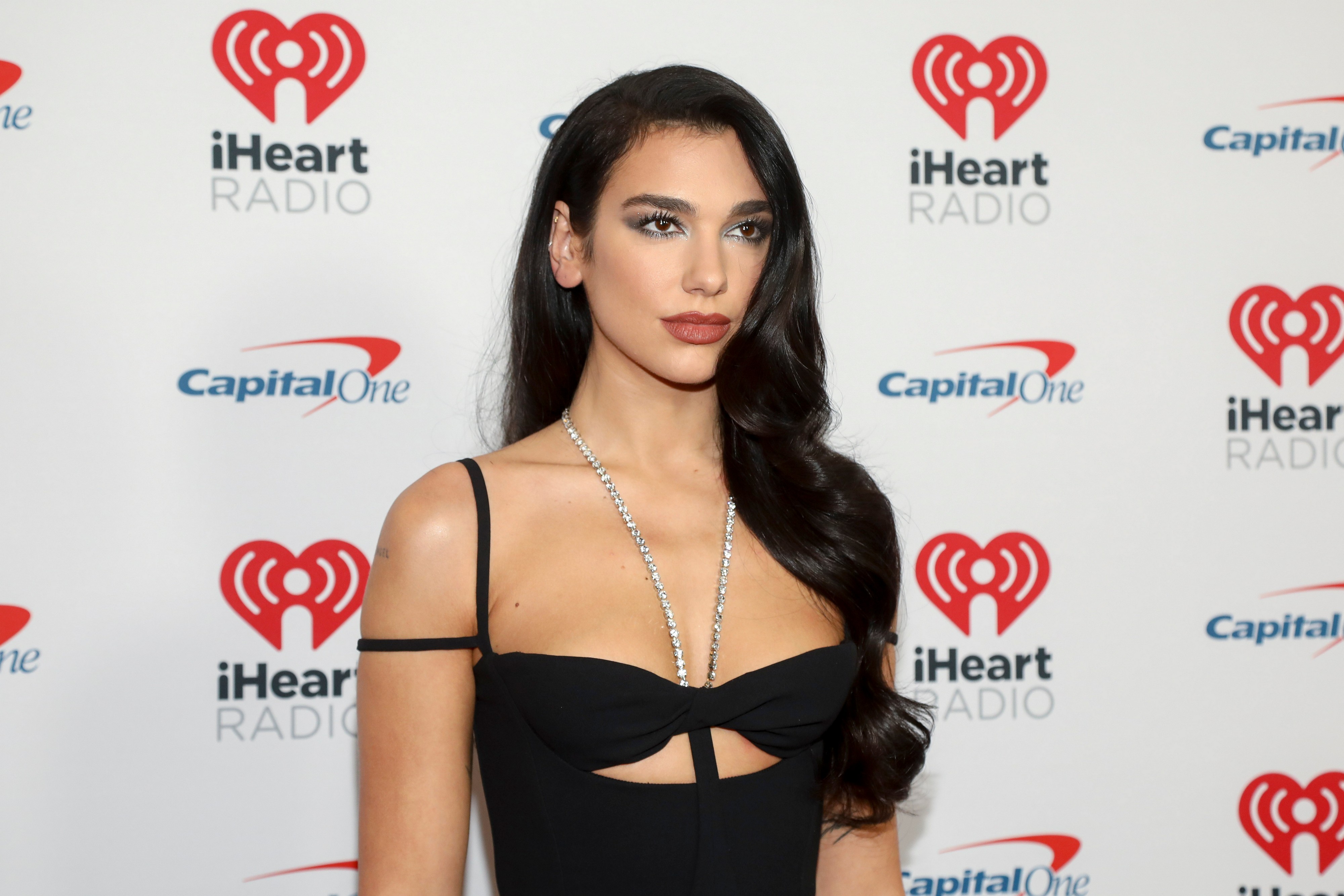 Svi pričaju o stajlingu u kom se udala Dua Lipa: Inspirisan je "najkul" mladom ikada