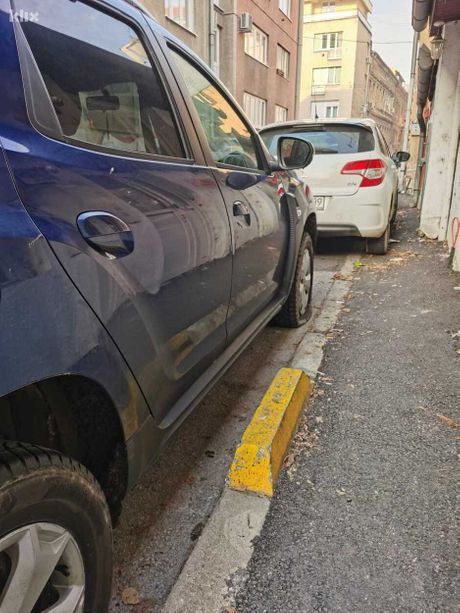 U centru Sarajeva izbušene gume na dva automobila srbijanskih registracija