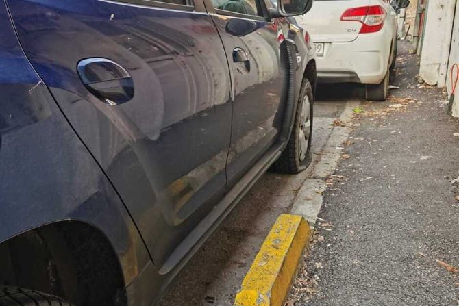 U centru Sarajeva izbušene gume na dva automobila srbijanskih registracija