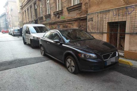 U centru Sarajeva izbušene gume na dva automobila srbijanskih registracija
