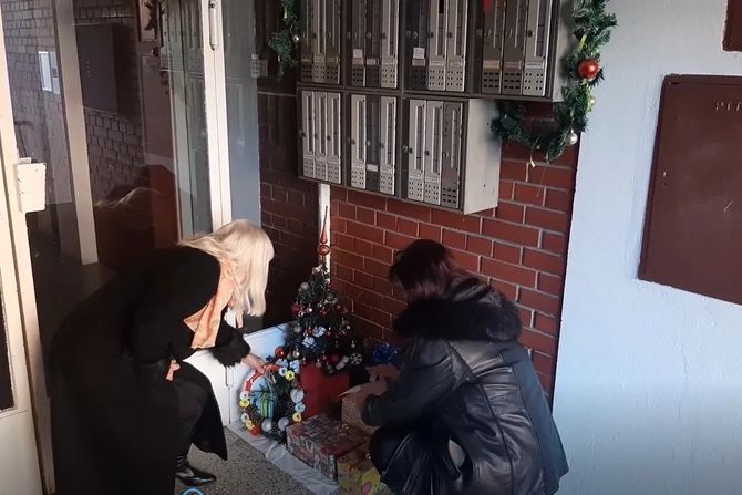 Topola stanovnici zgrade pokloni Topola stanovnici zgrade pokloni