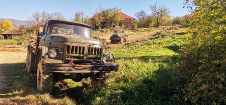 Američki vojni kamioni „Džejms“ i teretna vozila ruske vojske „Zil“