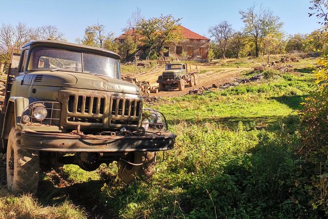 Američki vojni kamioni „Džejms“ i teretna vozila ruske vojske „Zil“