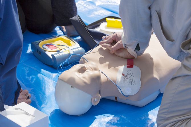 Automatski eksterni defibrilator (AED) Automatski eksterni defibrilator (AED)