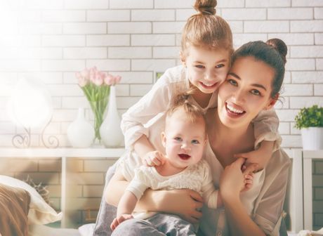 Porodiljsko odsustvo porodica majka mama dete devojčica deca dete beba Porodiljsko odsustvo porodica majka mama dete devojčica deca dete beba