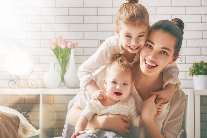 Porodiljsko odsustvo porodica majka mama dete devojčica deca dete beba Porodiljsko odsustvo porodica majka mama dete devojčica deca dete beba