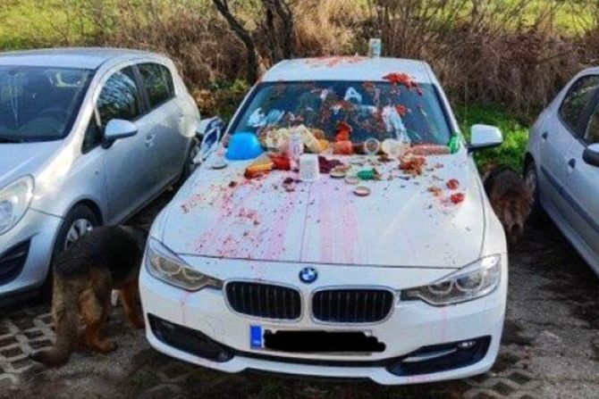 Automobil BMW parking Mirijevo smeće komšija