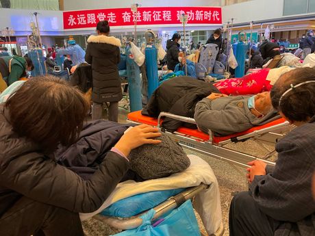 Šangaj, Kina, korona, pacijenti čekaju u krevetima ispred ulaza bolnica