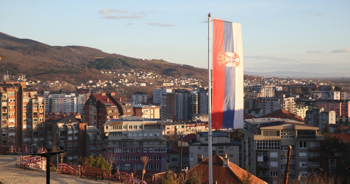 Prekrečene srpske zastave u severnom delu Kosovske Mitrovice, u blizini mosta na Ibru