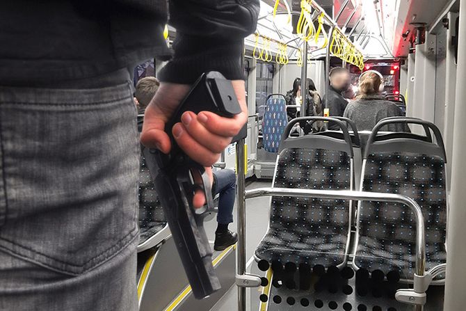 Autobus pištolj, naoružani muškarac