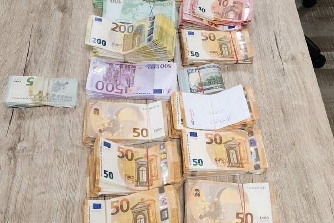 Carina Batrovci novac evro 240 000 240 hiljada evra zaplena Carina Batrovci novac evro 240 000 240 hiljada evra zaplena