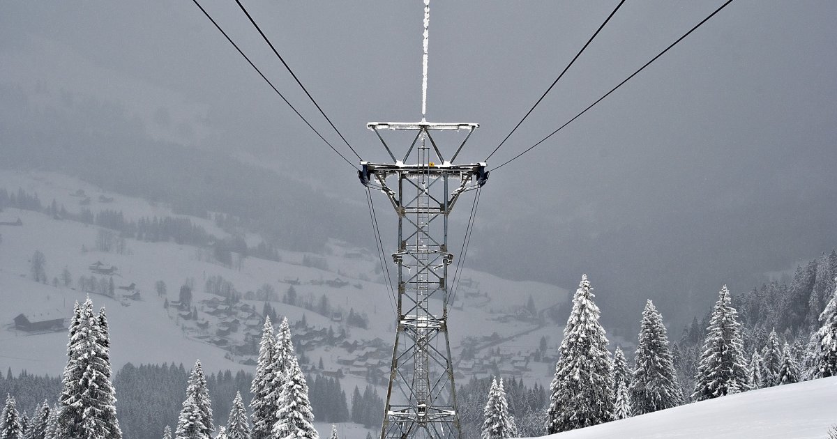 Sneg "isključio" struju komšijama: Na području Elektrokrajine više od 50 kvarova na dalekovodima