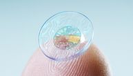 Napravljena baterija za pametna kontaktna sočiva debela 0,5 milimetara, napajaju je suze, glukoza i voda
