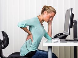 Sedenje na poslu, dugo sedenje, bol u leđima