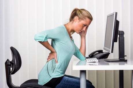Sedenje na poslu, dugo sedenje, bol u leđima Sedenje na poslu, dugo sedenje, bol u leđima
