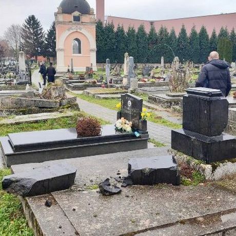 Vukovar nadgrobni spomenici na groblju polomljeni i porušeni