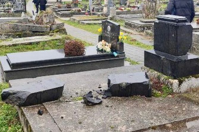 Vukovar nadgrobni spomenici na groblju polomljeni i porušeni Vukovar nadgrobni spomenici na groblju polomljeni i porušeni