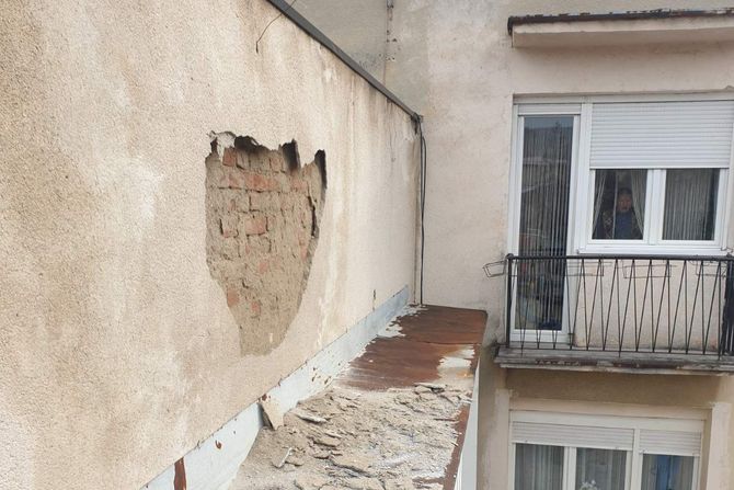 obrušena fasada, aleksandrovac obrušena fasada, aleksandrovac