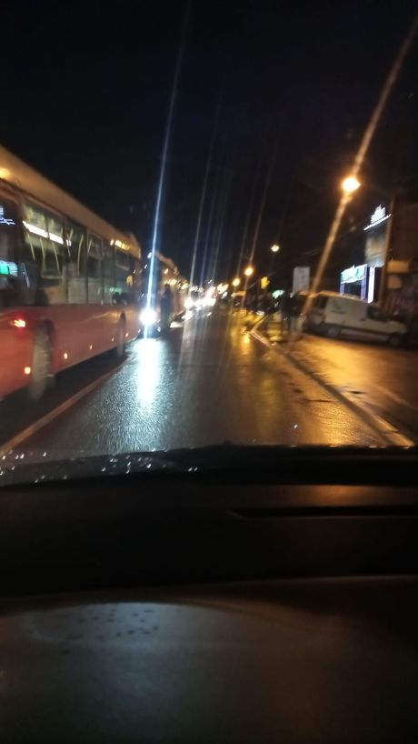 Mali mokri lug autobus propao kroz rupu gužva