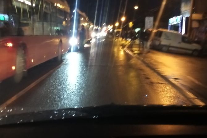 Mali mokri lug autobus propao kroz rupu gužva