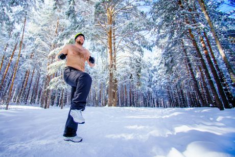 Polu nag čovek na snegu muškarac sneg go vežba