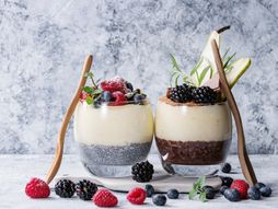 Slatkiši poslastice dezerti voće čia puding