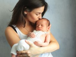 Novorođenče, beba, mala beba, dete, držanje bebe