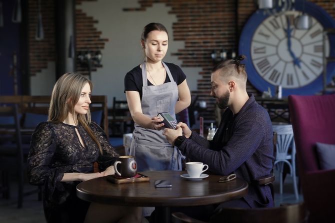 plaćanje računa, prvi sastanak,  restoran