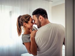 Zaljubljeni par momak dečko maldić i devojka žena