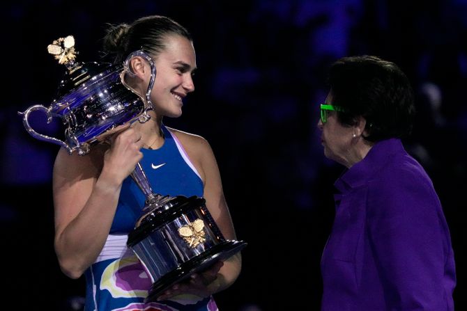 Arina Sabalenka sa trofejom na Australijan openu