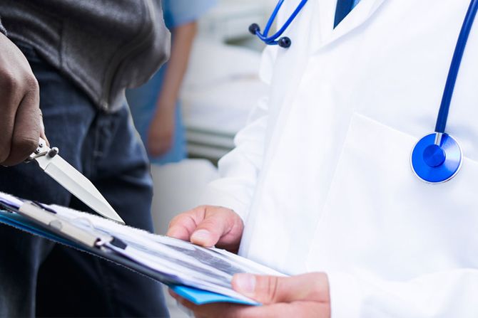 Doktor, lekar, pregled kontrola kod lekara, bolnica nož Doktor, lekar, pregled kontrola kod lekara, bolnica nož
