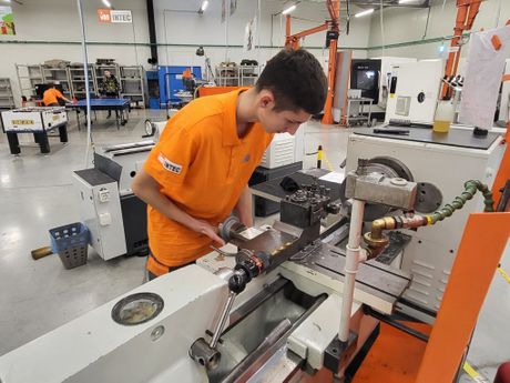 Požega srednja škola srednjoškolci dualno obrazovanje mašine pogon majstori cnc Ana Brnabić Požega srednja škola srednjoškolci dualno obrazovanje mašine pogon majstori cnc Ana Brnabić