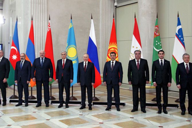 Putin i lideri ZND, lham Aliev of Azerbaijan, Armenia's Prime Minister Nikol Pashinyan, Alexander Lukashenko of Belarus, Kassym-Jomart Tokayev of Kazakhstan, Vladimir Putin of Russia, Sadyr Zhaparov of Kyrgyzstan, Emomali Rakhmon of Tajikistan, Serdar Berdimuhamedov of Turkmenistan, Shavkat Mirziyoyev of Uzbekistan