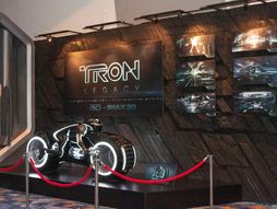 Diznilend Disneyland TRON Lightcycle