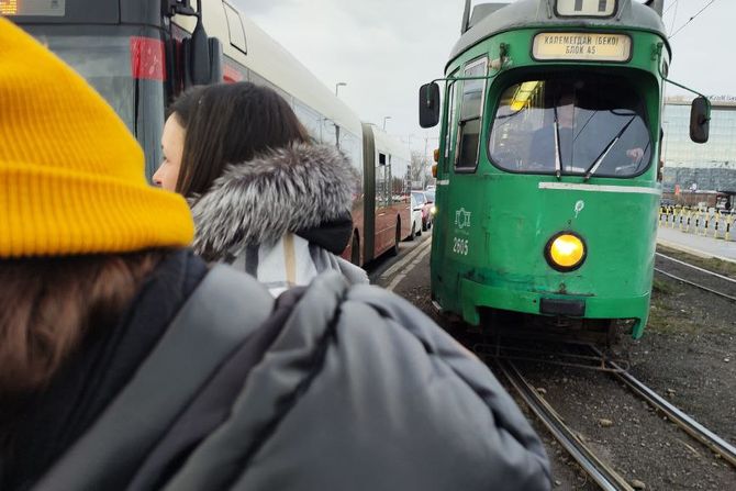 Raskrsnica, Novi Beograd, Savski nasip, GSP, Tramvaj, semafor, autobus, linija 95