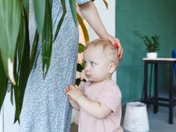 dete, plaši se, zastrašeno, uplašeno, majka