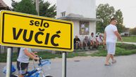Selo na čijoj tabli piše Vučić zaintrigiralo prolaznike: Pitaju se ima li naziv veze sa prvim čovekom države