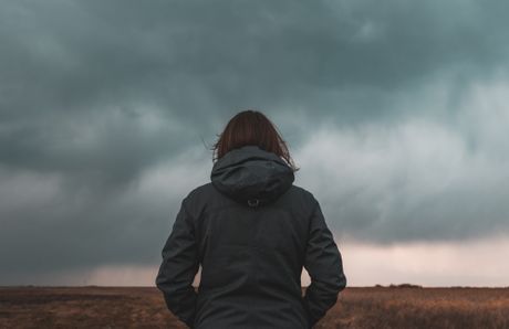 Žena gleda nebo kiša oblaci vreme oblačno
