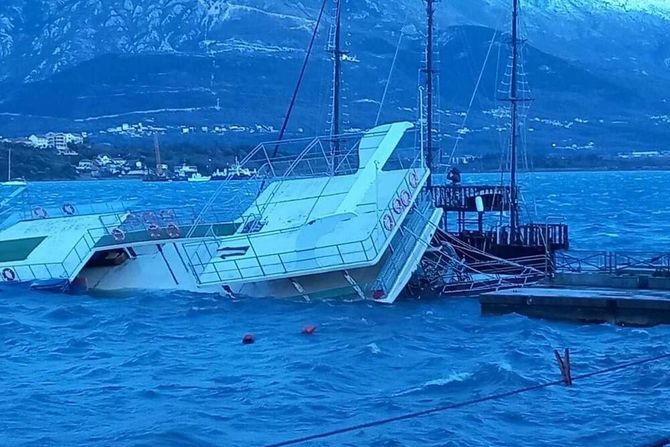 Krtoli turistički brod potonuo