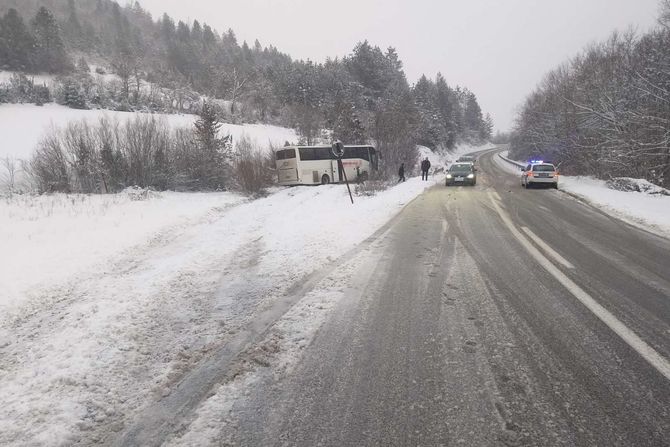 Negbina autobus sleteo sa puta saobraćajna nesreća